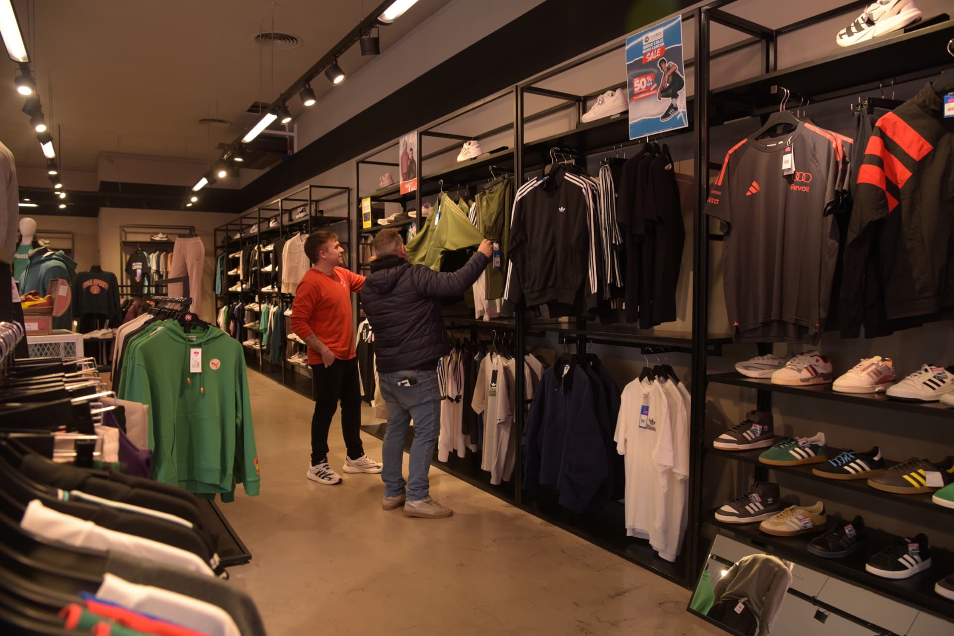 Vendedor asesorando a un cliente en Freekick